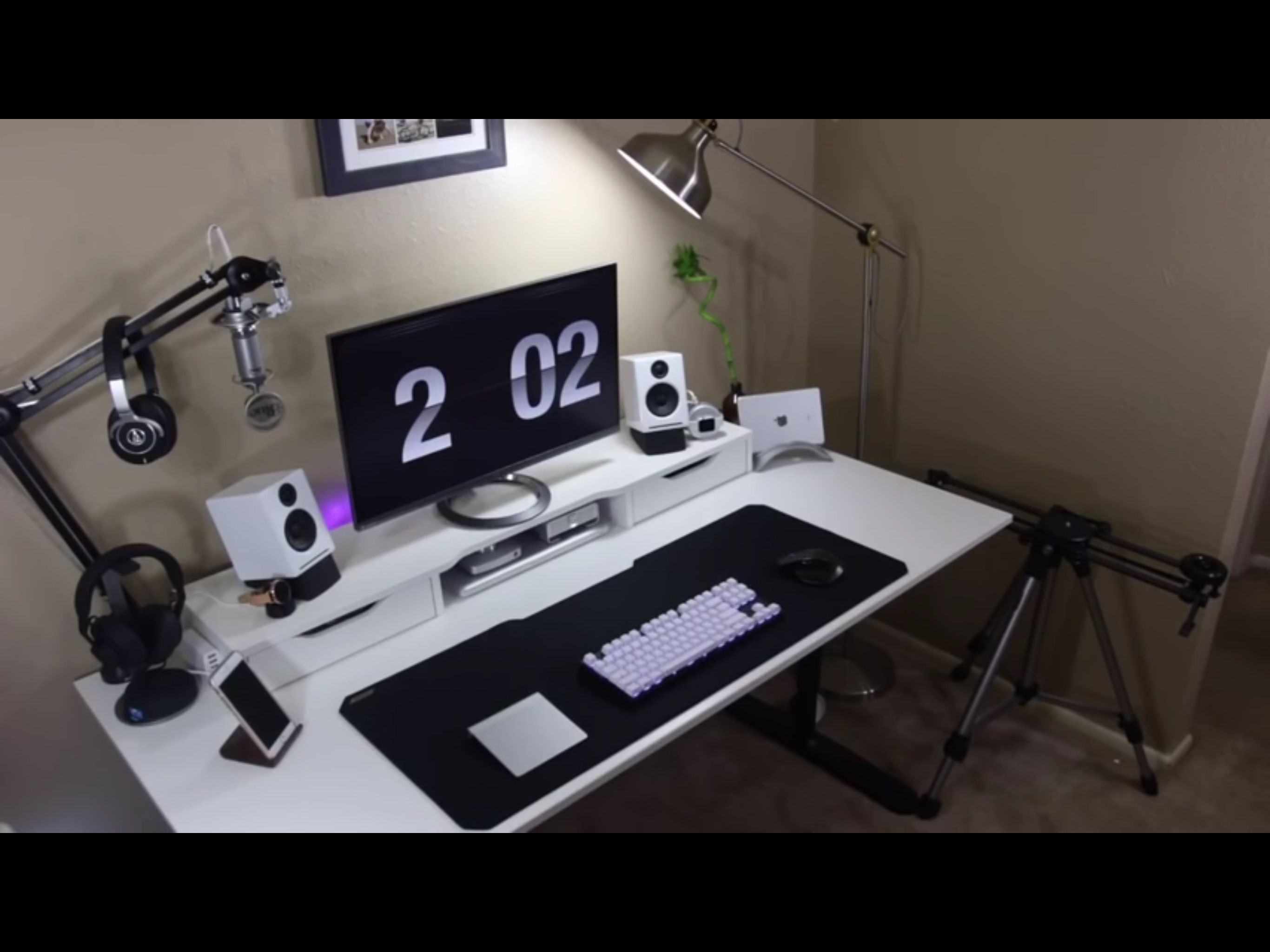 Featured image of post Black And White Gaming Setup Black Desk